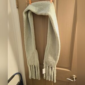 New Avenue Zoe fuzzy mint scarf with pockets